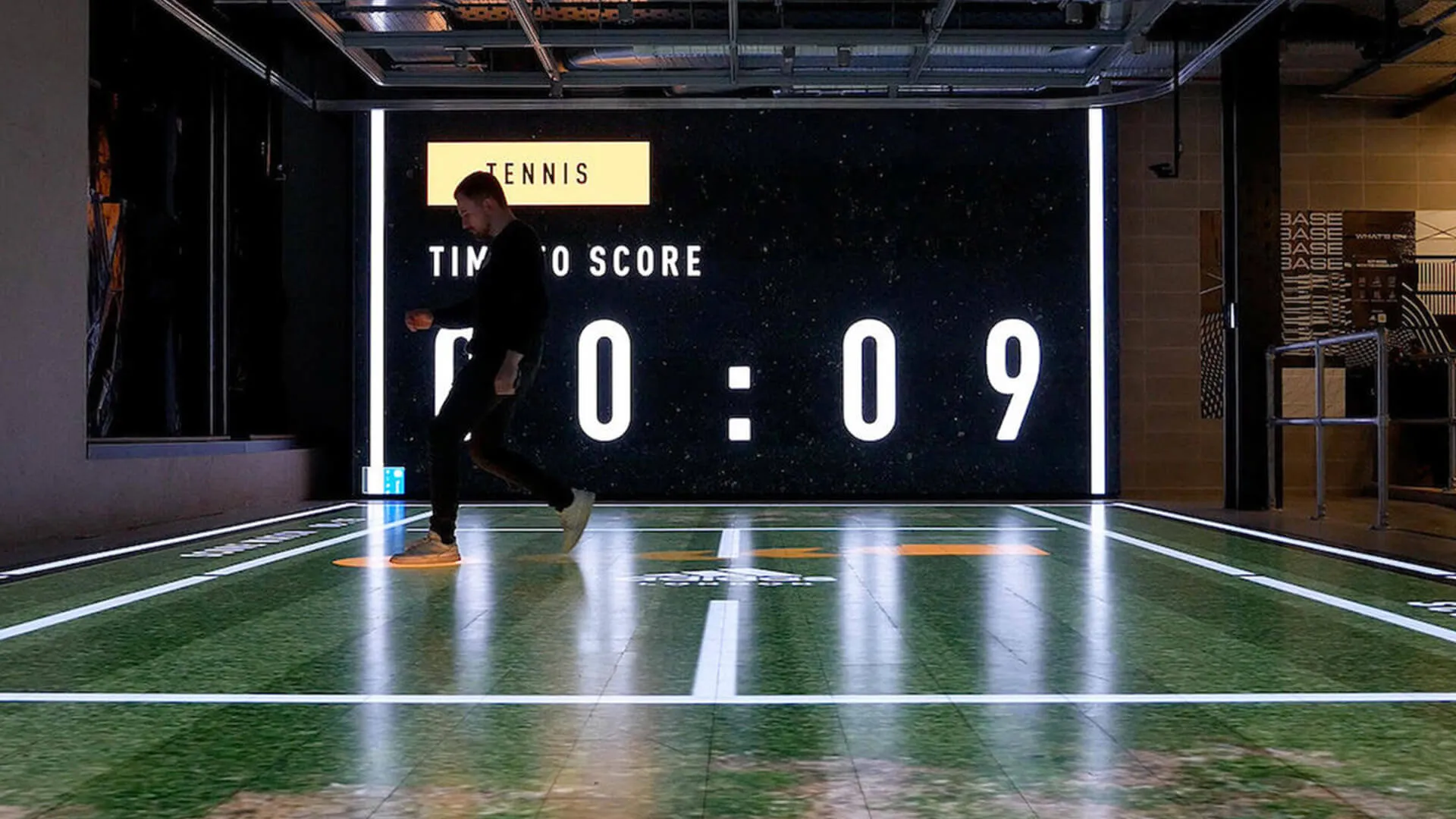 Besucher spielt die LDN Challenge im adidas Store London
