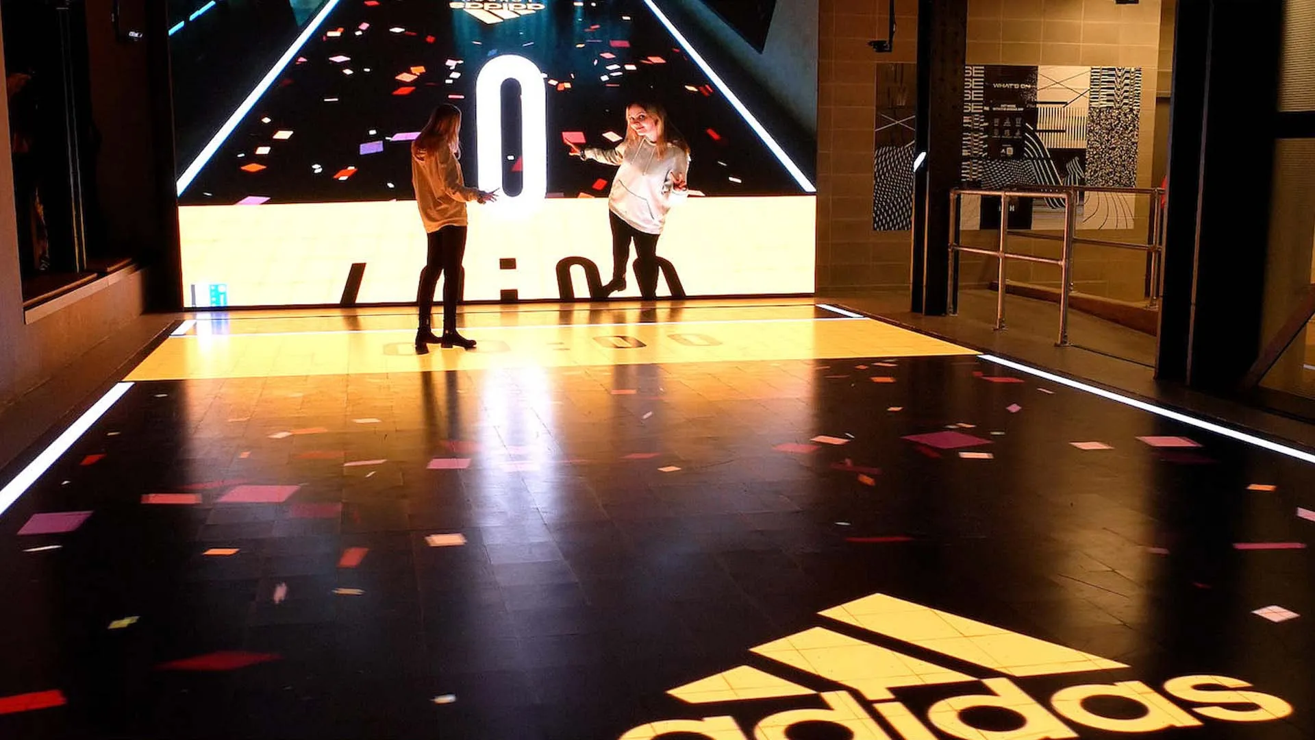 Besucher posiert für Siegerfoto der adidas Sport-Experience
