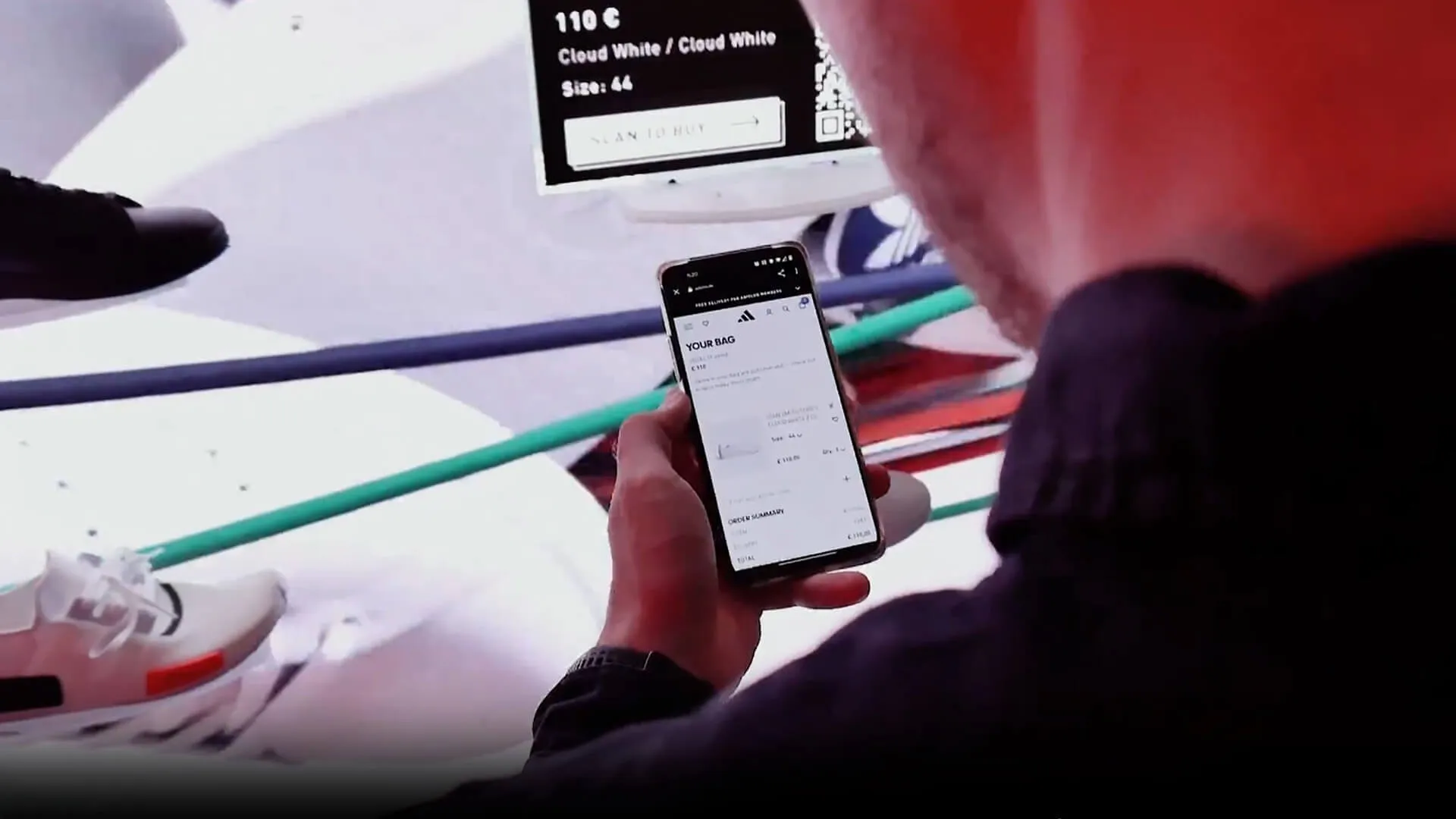 Besucher hat weiterführenden QR-Coder auf dem Smart Shelf gescannt